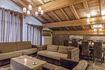 Les Balcons de Val Thorens PLATINUM - woonkamer met bankstel en tafel